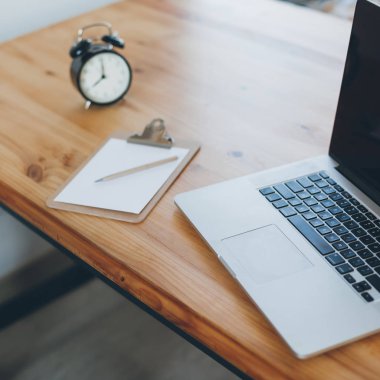 Dizüstü bilgisayar ile serbest çalışma alanı