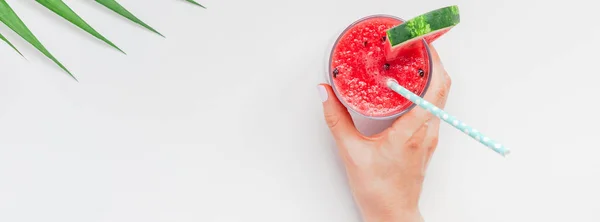 Kvinna händer med vattenmelon smoothie dricka glas — Stockfoto