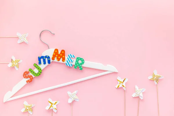 Vita hängare med sommar text rosa bakgrund — Stockfoto