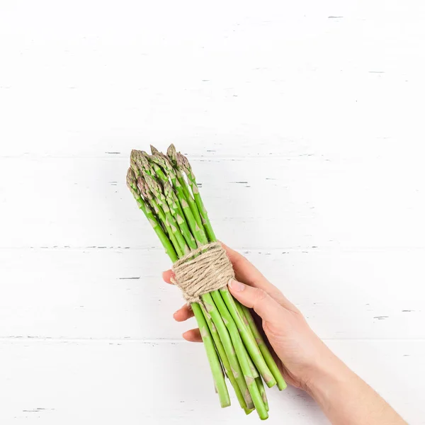 Fresh green asparagus in woman hands — ストック写真