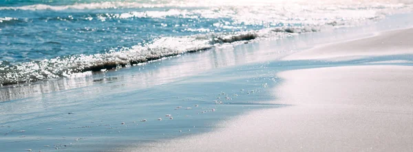 Playa de arena de verano y mar olas fondo —  Fotos de Stock