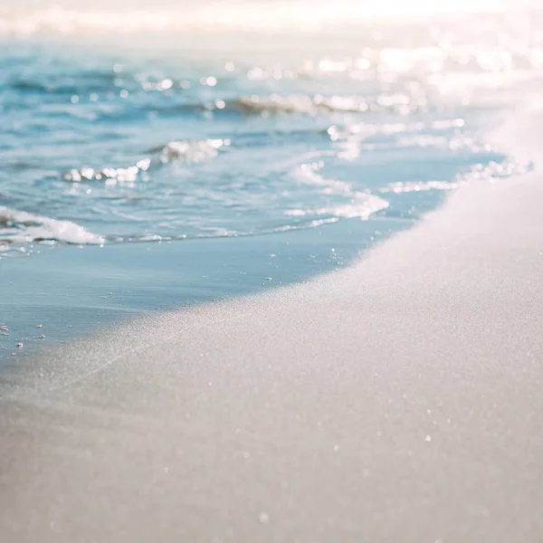 Plage de sable d'été et fond des vagues de bord de mer — Photo