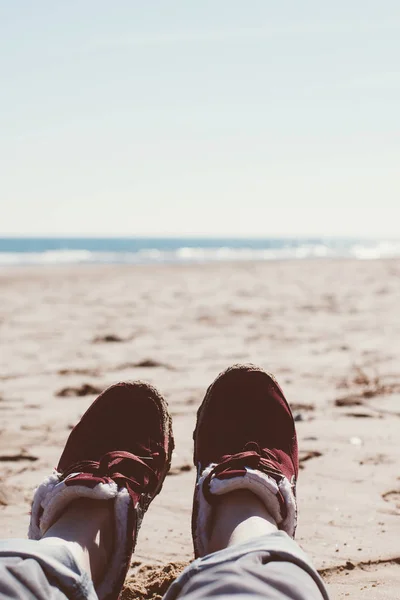 Ragazza rilassante sulla spiaggia di sabbia — Foto Stock