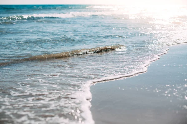 Summer sand beach and seashore waves background — Stock Photo, Image