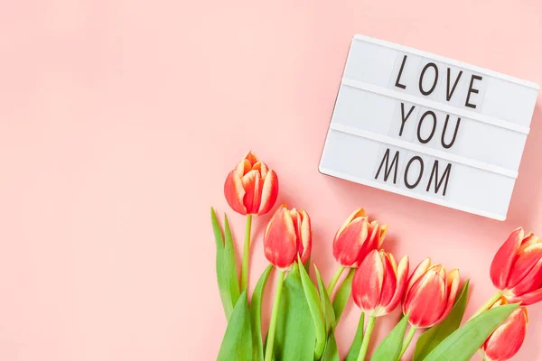 Blahopřání ke dni matek s červenými tulipanními květy — Stock fotografie