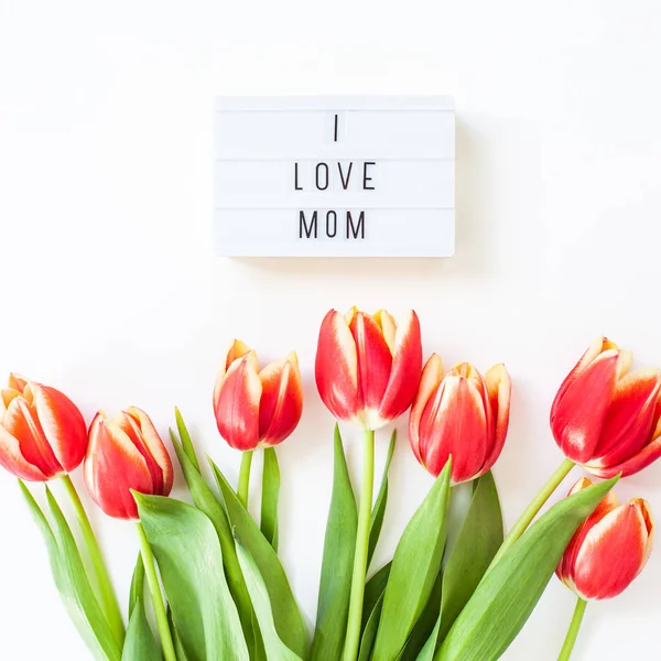 Muttertagsgrußkarte mit roten Tulpenblumen — Stockfoto