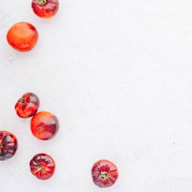 Domates Mar Azul Beyaz ahşap masa arka plan üzerinde