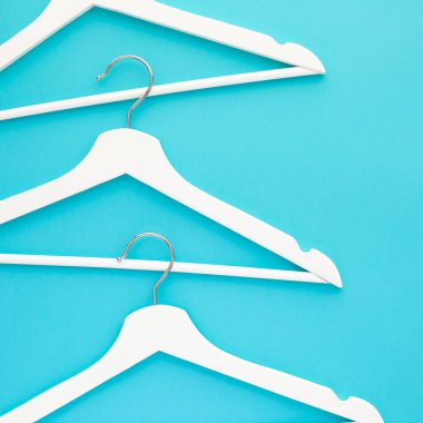 Mavi zemin üzerine beyaz ahşap askı