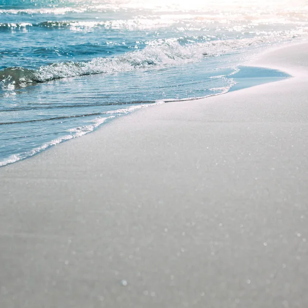 Summer sand beach and seashore waves background — Stock Photo, Image