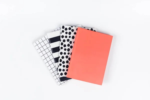Olika mönster anteckningsböcker på bordet — Stockfoto