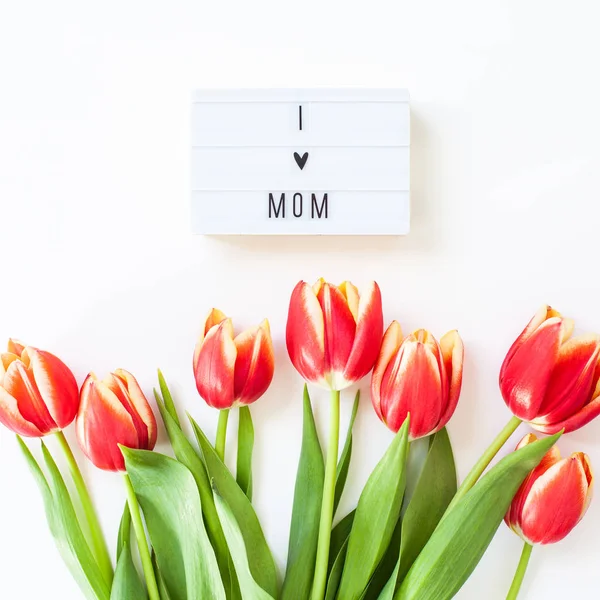 Moeders dag wenskaart met rode tulp bloemen — Stockfoto
