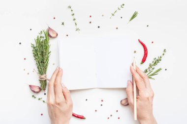 Yeşil otlar ve baharatlar ile boş not defteri sayfaları