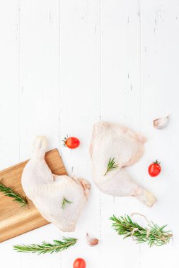 Otlar ile taze çiğ tavuk bacaklar. Pişirme konsepti