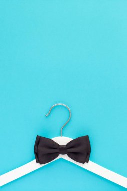 Mavi zemin üzerine beyaz ahşap askı