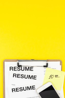 Biz sarı arka plan üzerinde düz yatıyordu işe alıyor