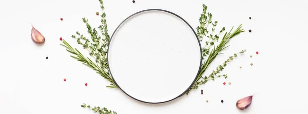 Prázdný talíř se zelenými bylinkami a kořením — Stock fotografie