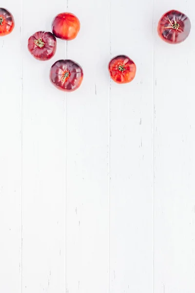 Pomodori Mar Azul su sfondo bianco tavolo di legno — Foto Stock