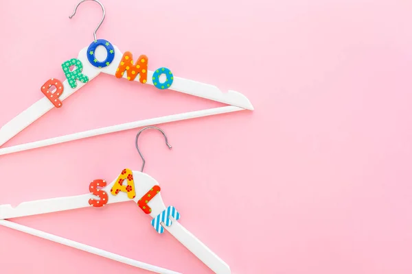 Witte Hangers met verkoop tekst op roze achtergrond — Stockfoto