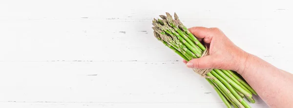 Fresh green asparagus in woman hands — ストック写真