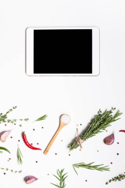 Yeşillik otlar ve baharatlar ile Boş tablet Pc