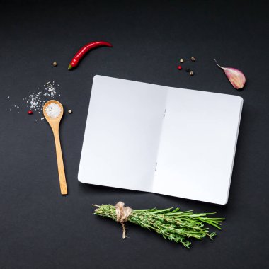 Yeşil otlar ve baharatlar ile boş not defteri sayfaları