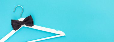 Mavi zemin üzerine beyaz ahşap askı