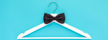 Mavi zemin üzerine beyaz ahşap askı