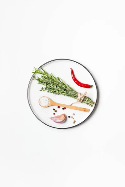 Leerer Teller mit grünen Kräutern und Gewürzen — Stockfoto