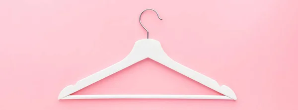 柔和的粉红色背景上的白色衣架 — 图库照片