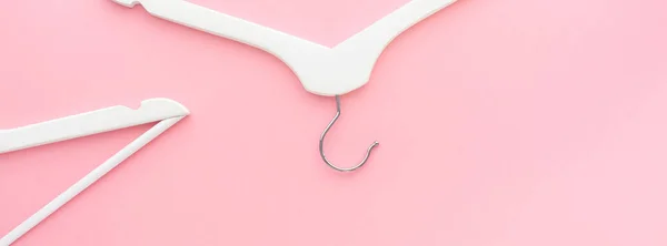 Witte Hangers op pastel roze achtergrond — Stockfoto