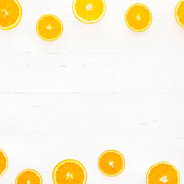 Motif d'oranges fraîches sur fond blanc — Photo