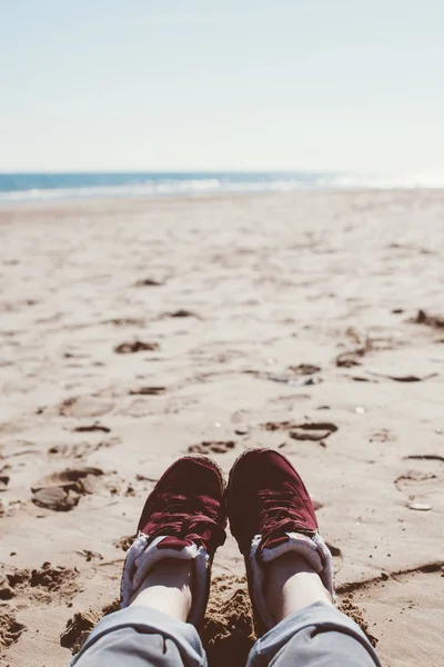 Ragazza rilassante sulla spiaggia di sabbia — Foto Stock