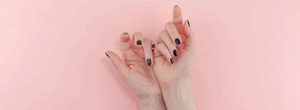 Mâinile femeii cu manichiură neagră — Fotografie, imagine de stoc