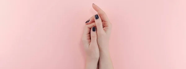 Las manos de mujer con manicura negra — Foto de Stock