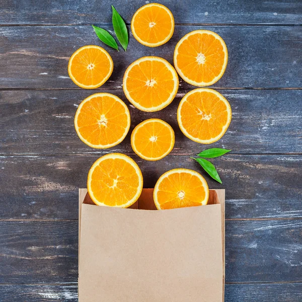 Свежие апельсины на темном деревянном фоне — стоковое фото