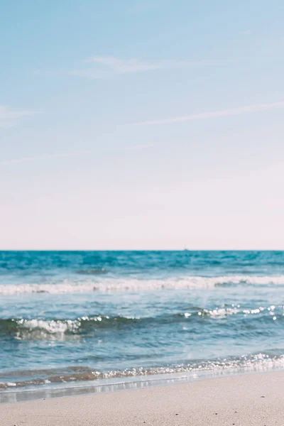 夏天沙子海滩和海滨波浪背景 — 图库照片