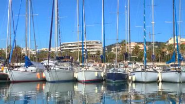 Görünümü yat Marina Cannes, French Riviera, Fransa. Video 4k