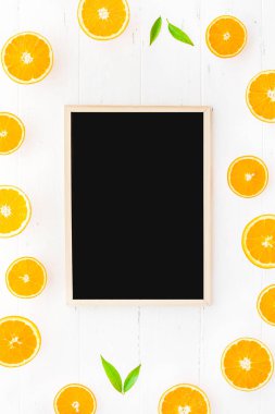 Beyaz arka planda taze portakal çerçevesi