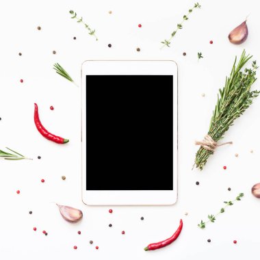 Yeşillik otlar ve baharatlar ile Boş tablet Pc