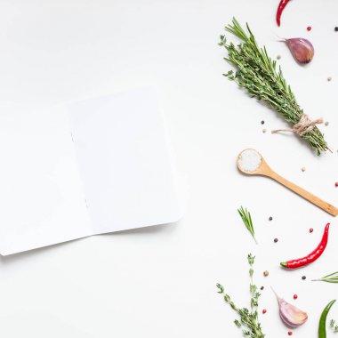 Yeşil otlar ve baharatlar ile boş not defteri sayfaları