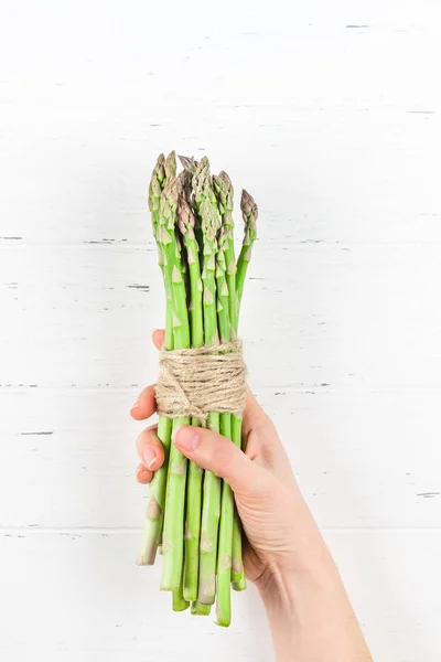 Fresh green asparagus in woman hands — ストック写真