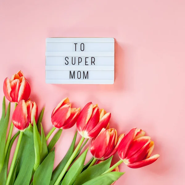 Dia das Mães cartão de saudação com flores de tulipa vermelha — Fotografia de Stock