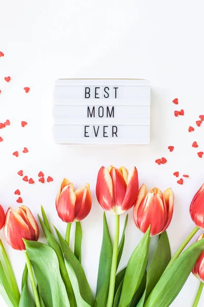 Dia das Mães cartão de saudação com flores de tulipa vermelha — Fotografia de Stock