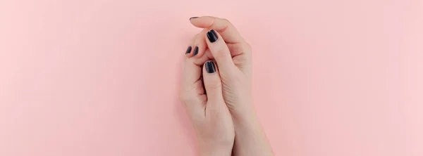 Mãos de mulher com manicura preta — Fotografia de Stock