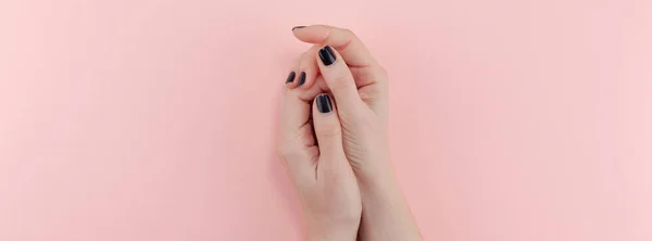 Las manos de mujer con manicura negra — Foto de Stock