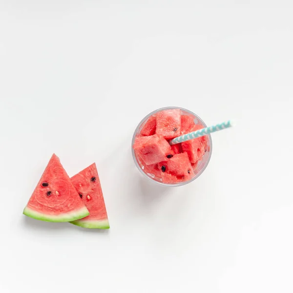 Krossad vattenmelon i glas på vit bakgrund — Stockfoto