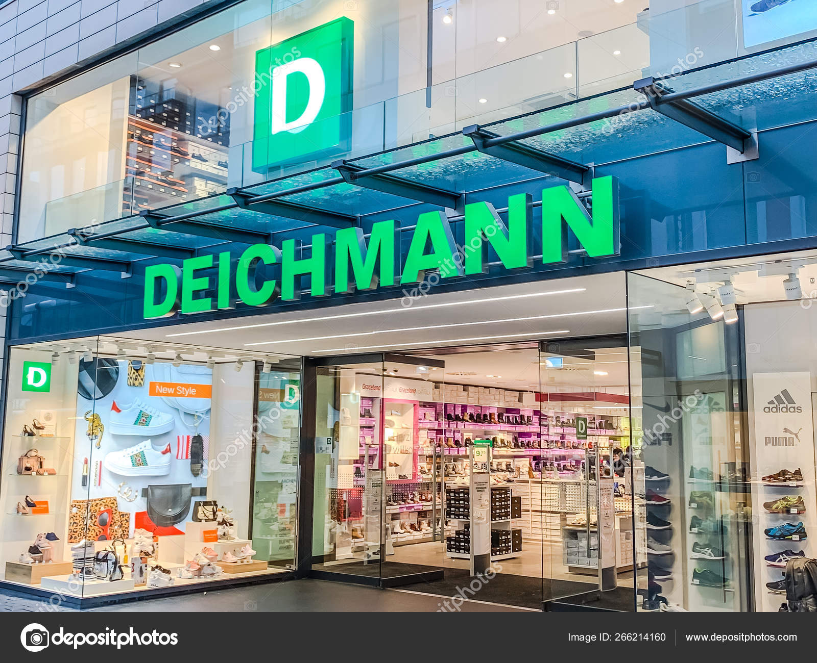 conciencia seguro cama Deichmann fotos de stock, imágenes de Deichmann sin royalties |  Depositphotos
