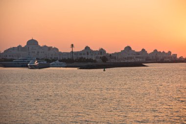 Abu Dabi Bae'deki Laguna ve Başkanlık Sarayı