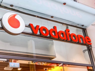 Sokakta Vodafone mağazası