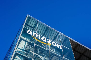 Ofis binasında Amazon logosu, Münih Almanya